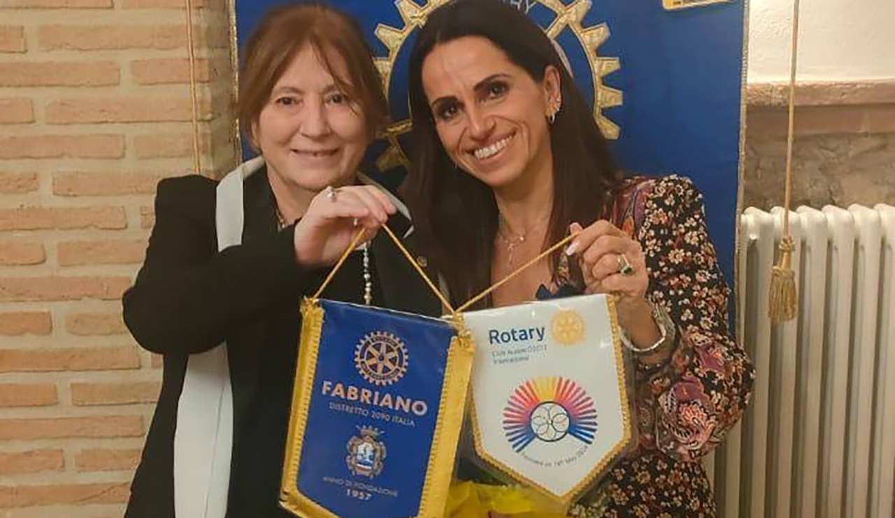 Rotary Club di Fabriano, la Presidente Federica Capriotti, a destra, con la Presidente nazionale della Assosommelier Antonella Posta