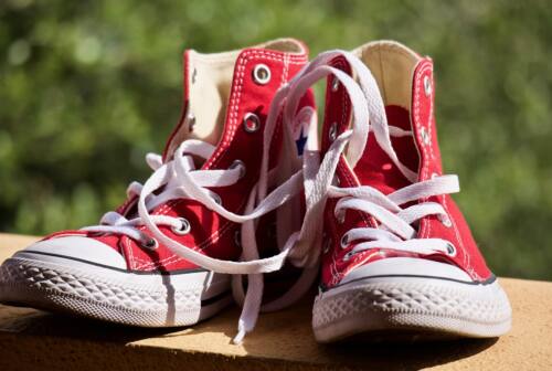 A Fabriano un’installazione diffusa con le scarpe rosse contro la violenza sulle donne