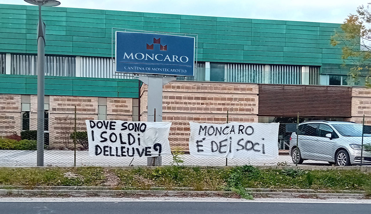 Moncaro, striscioni di protesta