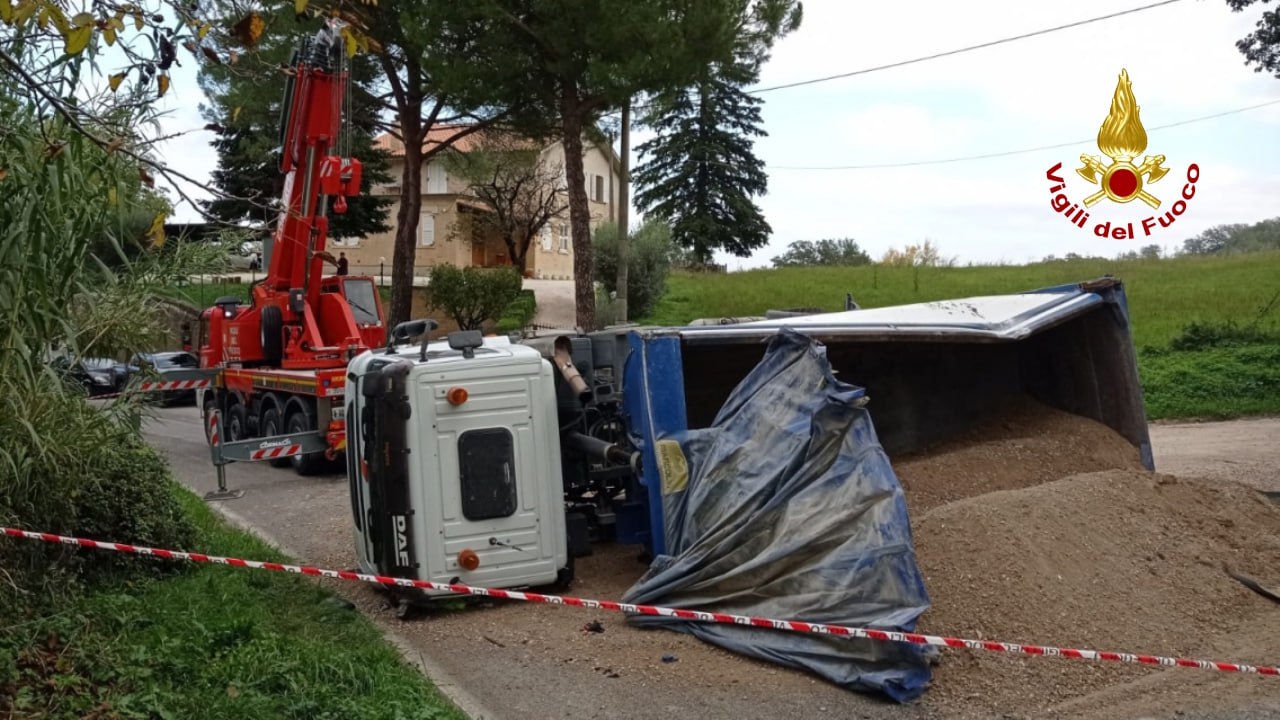 I vigili del fuoco sul posto dell'incidente a Tolentino