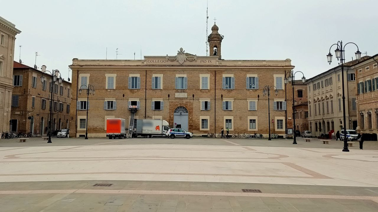 Le operazioni di trasloco della polizia locale di Senigallia da piazza Garibaldi