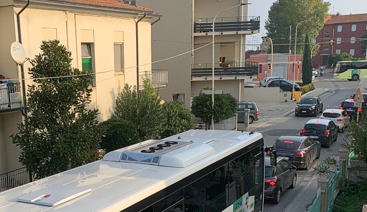 Traffico in via Cilea, a Senigallia