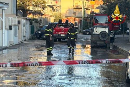 Porto d’Ascoli: si rompe una condotta idrica, strada allagata e rischio cedimento