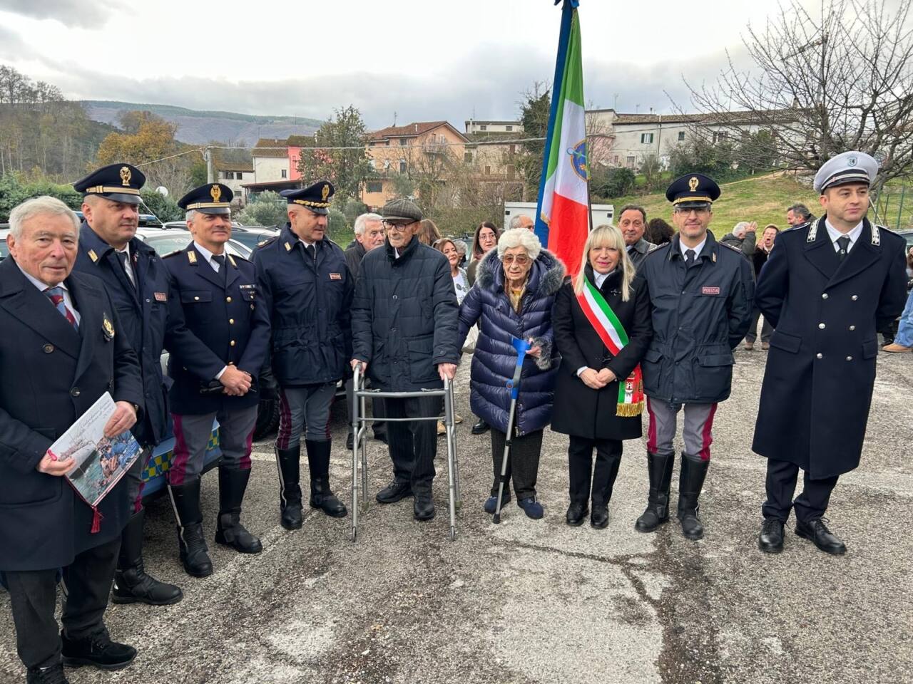 San Severino Marche celebra i cento anni di Alessandro Sassaroli. Per la festa picchetto d'onore della Polizia