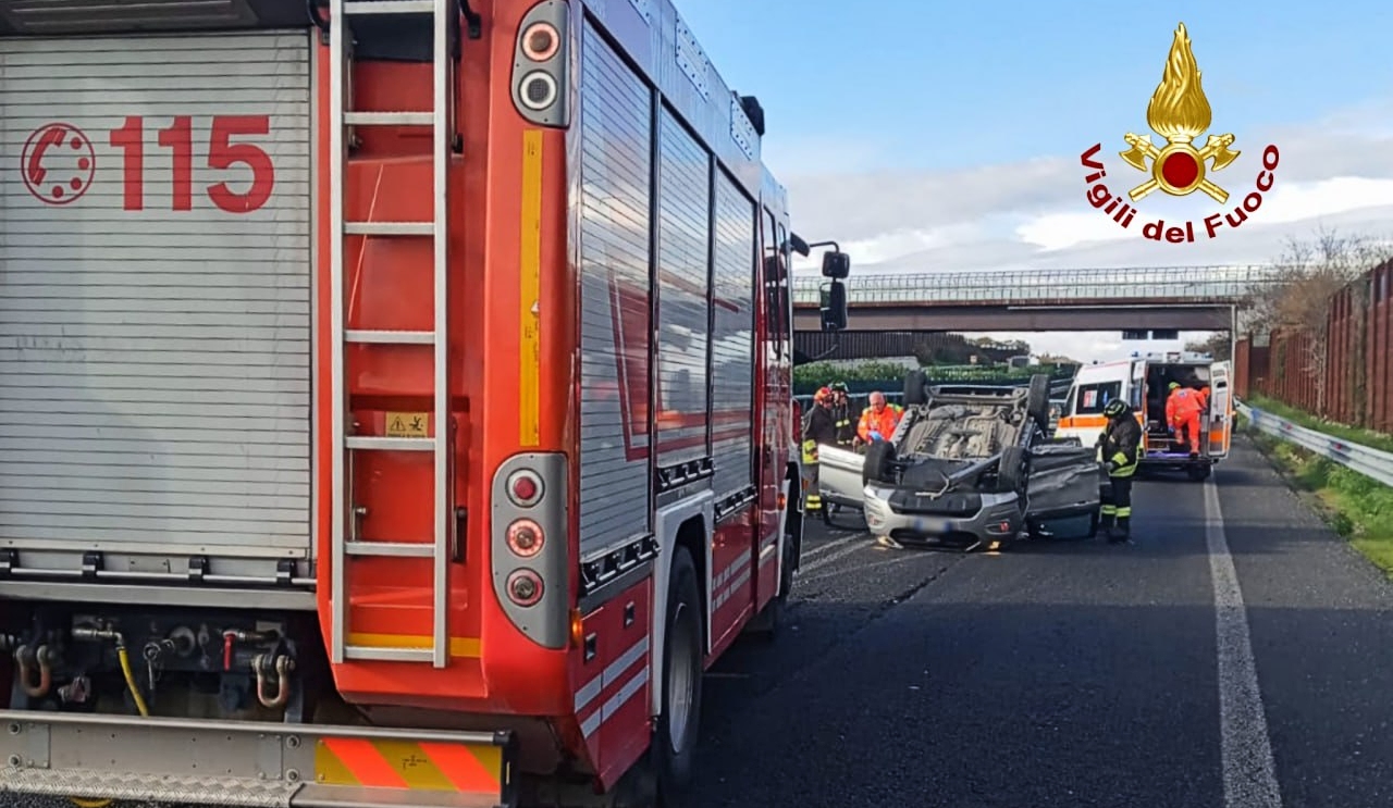 I soccorsi sul luogo dell'incidente a Senigallia, lungo la complanare nord