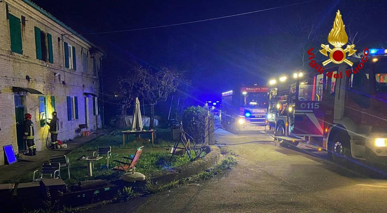 I soccorsi per l'incendio a Senigallia