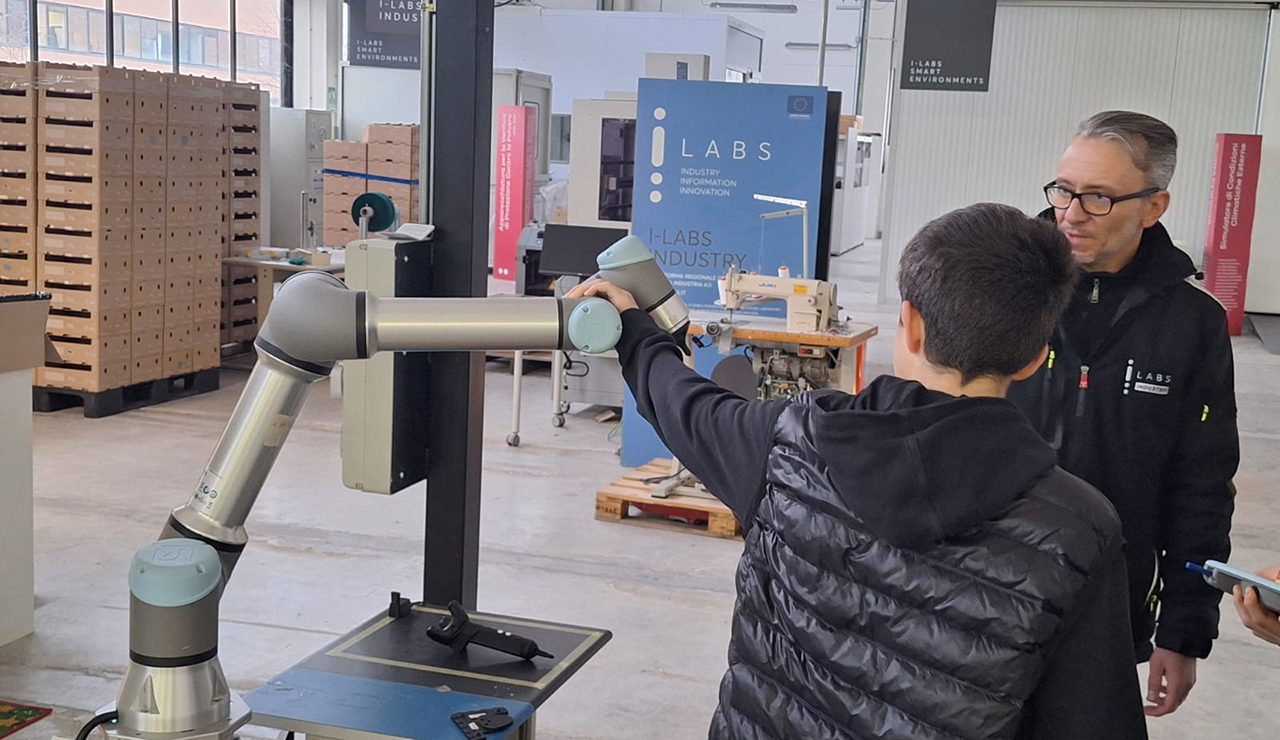 Jesi, dai banchi di scuola ai centri di ricerca: la full immersion nei laboratori i-Labs del comprensivo Urbani