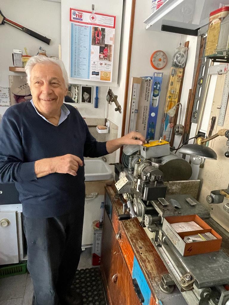 Antonio Chiodi nel suo laboratorio a Jesi