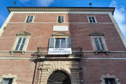 Appeso uno striscione dai dipendenti di Beko Europe di Fabriano in piazza del Comune