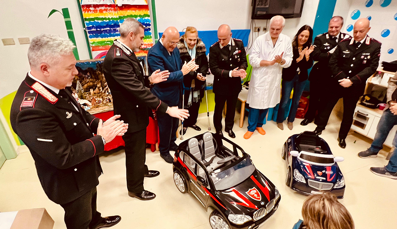 Due mini auto e un assegno: il dono dei carabinieri di Ancona all'ospedale Salesi