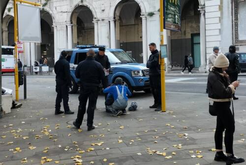 Ancona, bagni pubblici di piazza Roma tra degrado e sporcizia. I negozianti: «È uno scempio»