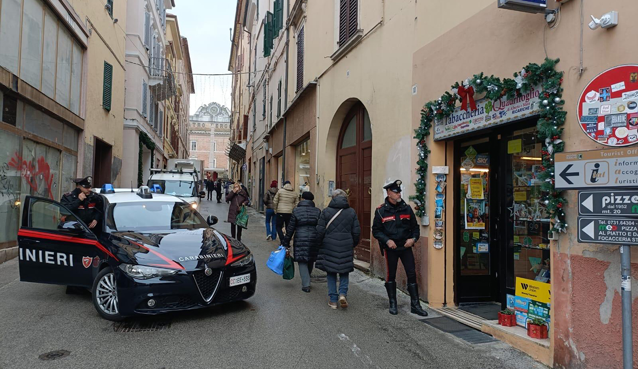 Jesi, carabinieri in via Cavour