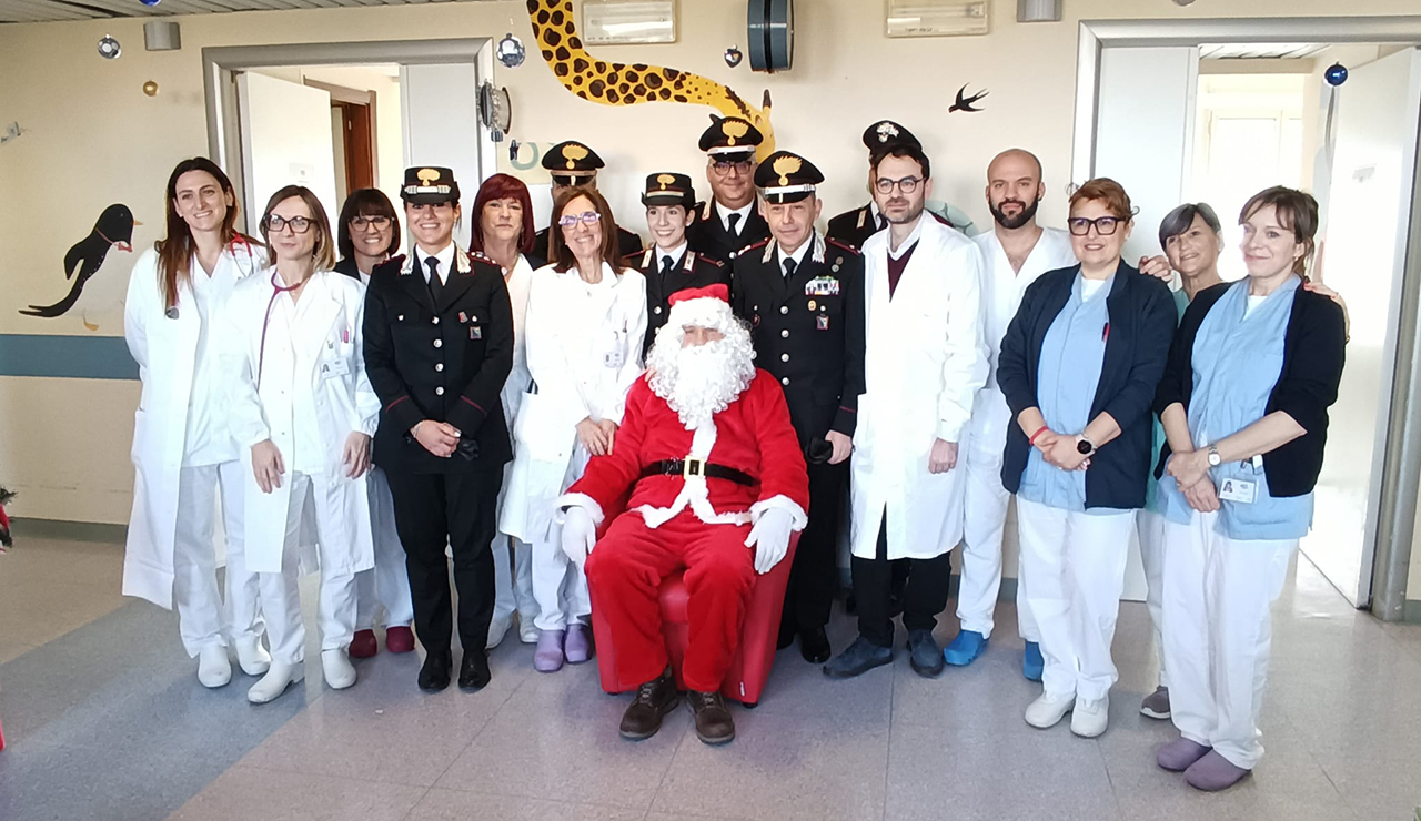 Carabinieri donano giochi e una tv al reparto di pediagtria dell'ospedale di Senigallia