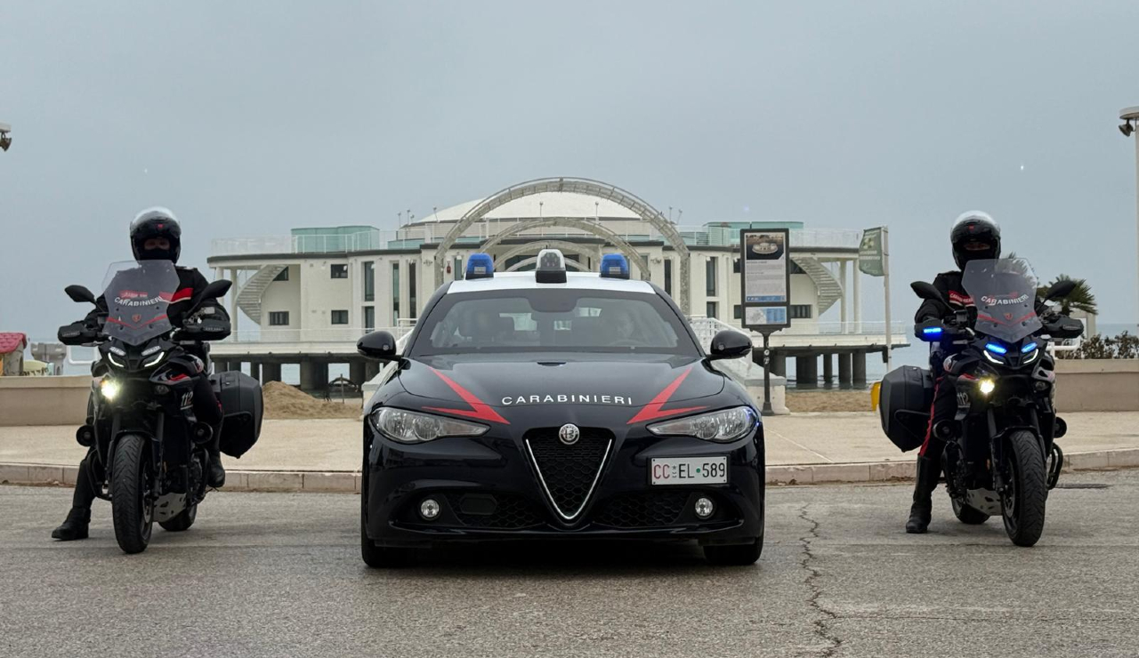 I carabinieri davanti la rotonda a mare di Senigallia