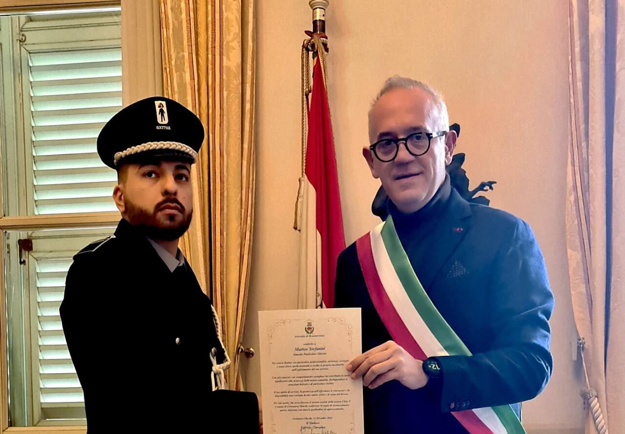 Il sindaco di Civitanova Fabrizio Ciarapica consegna l'attestato di Benemerenza a Matteo Stefanini