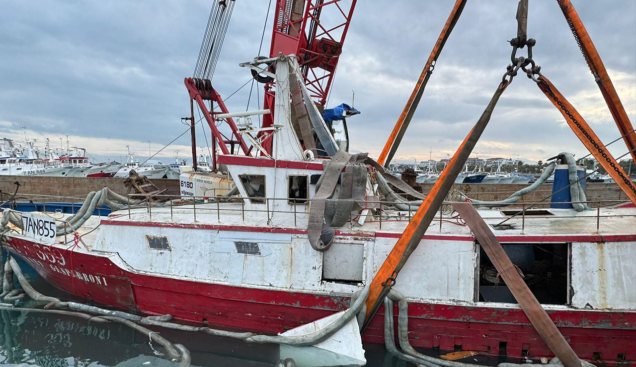 Civitanova Marche, concluse le operazioni di recupero del peschereccio affondato al porto