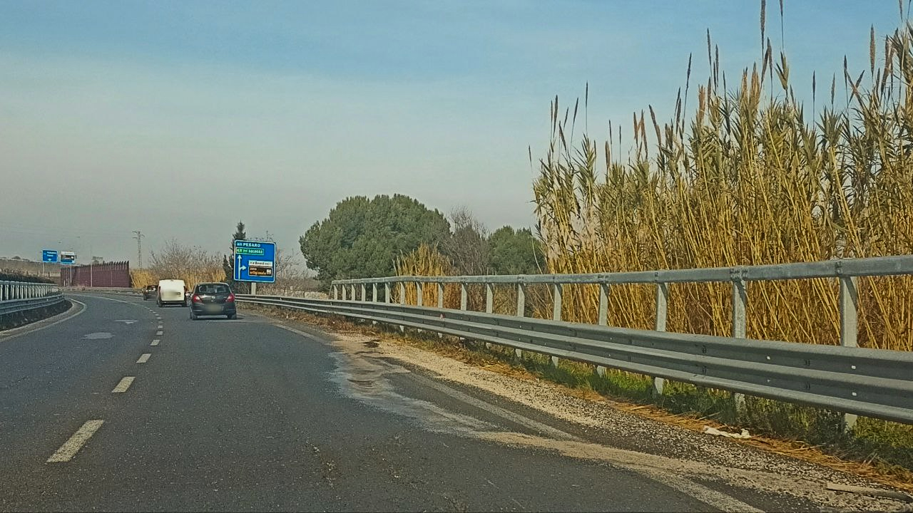 La complanare nord a Senigallia, con buche e avvallamenti che rendono pericolosa la circolazione