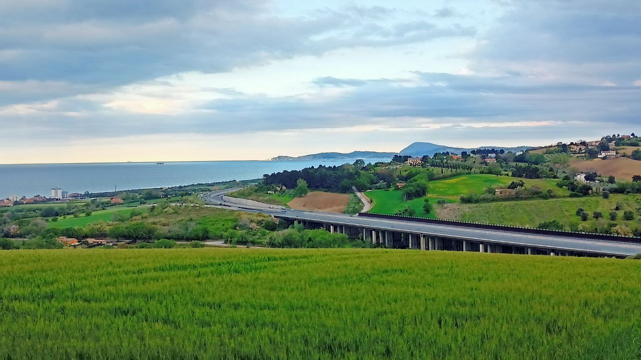 La complanare sud e, a fianco, l'autostrada A14 a Senigallia, con il viadotto cd. del Morignano