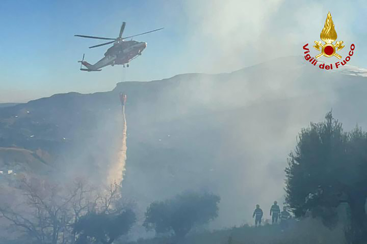 L'incendio si è sprigionato nel territorio compreso tra Monterocco e la frazione Curti di Venarotta nell'Ascolano