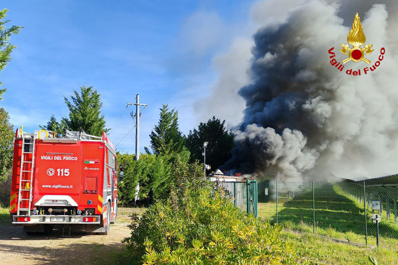 L'incendio in Contrada Antico (Corridonia) scoppiato all'interno della cabina elettrica di un impianto fotovoltaico