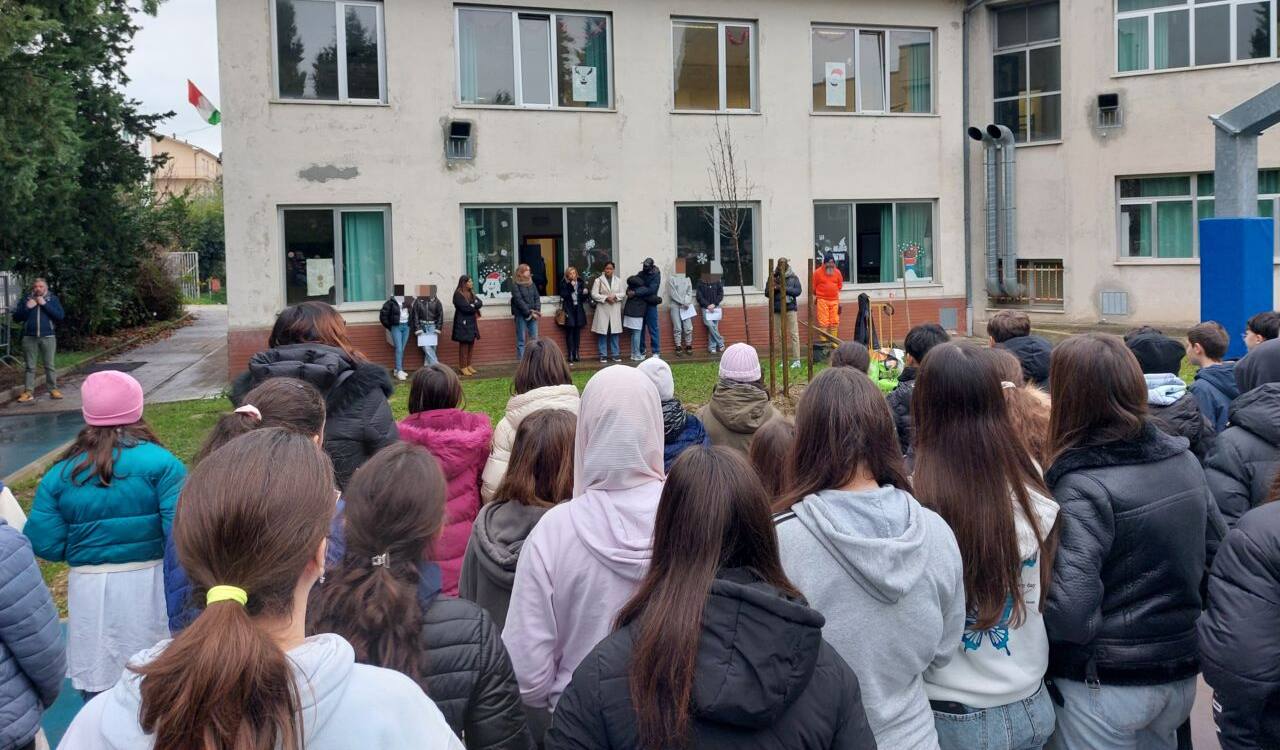 La scuola Montessori di Castelferretti ha voluto celebrare il Natale con un gesto di grande emozione, rendendo omaggio al piccolo Abdou