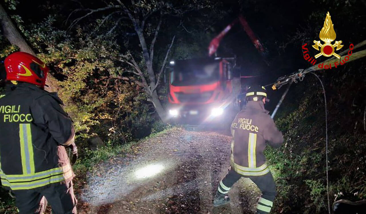 I vigili del fuoco di Fermo sono intervenuti per il recupero di un autocarro lungo strada Fontangelo nel Fermano