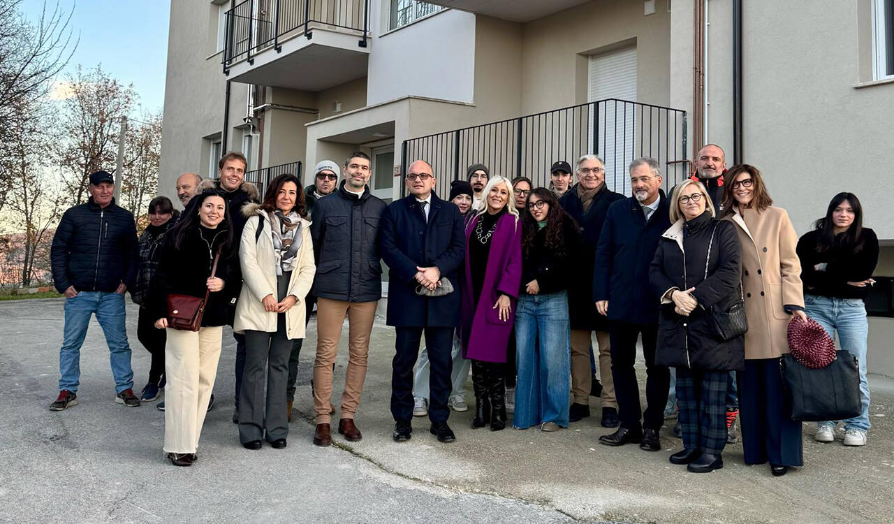 Un momento della cerimonia di riconsegna degli otto appartamenti a Force (Foto: Erap)