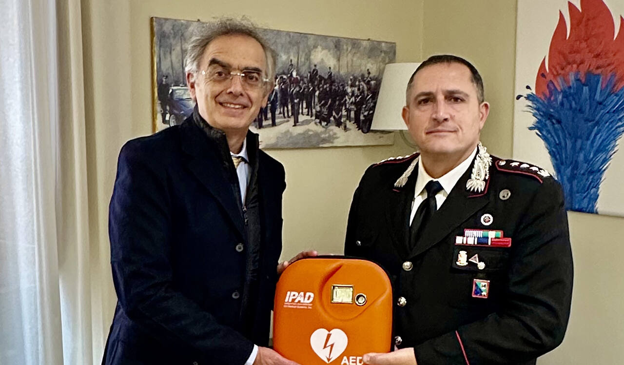 Il presidente dell'Associazione Nazionale Dentisti Italiani (Andi), Michele D’Angelo dona un defibrillatore al Comando carabinieri di Macerata