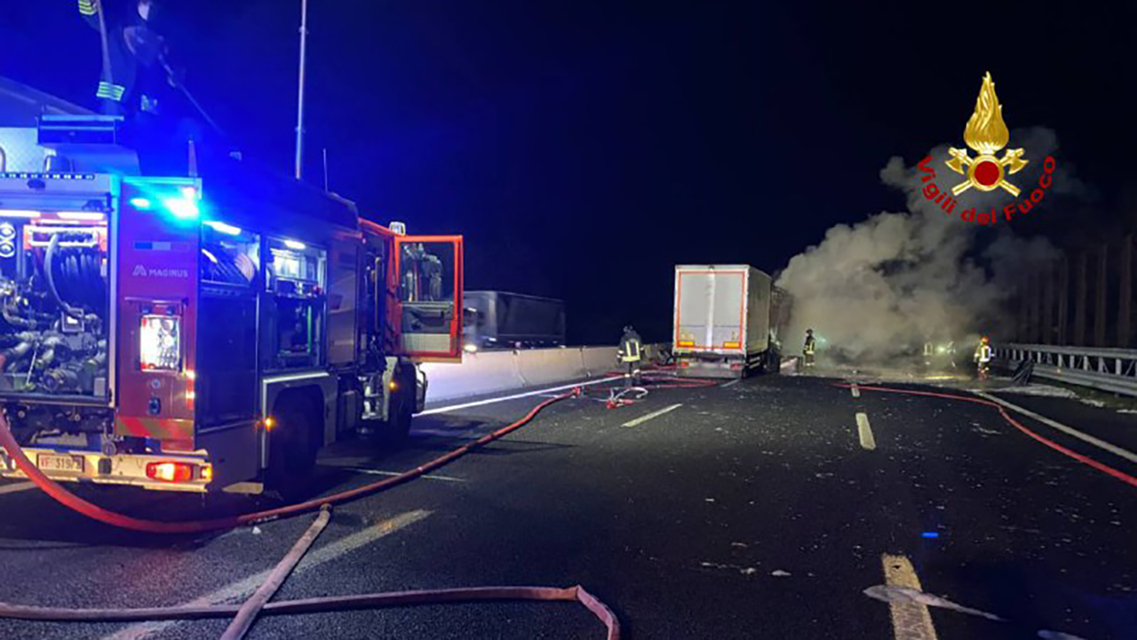 Il camion lungo l’autostrada A14 tra i caselli di Marotta e Fano