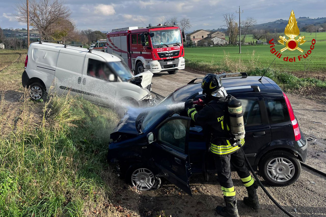 I vigili del fuoco sul posto dell'incidente in via Fratte ad Osimo