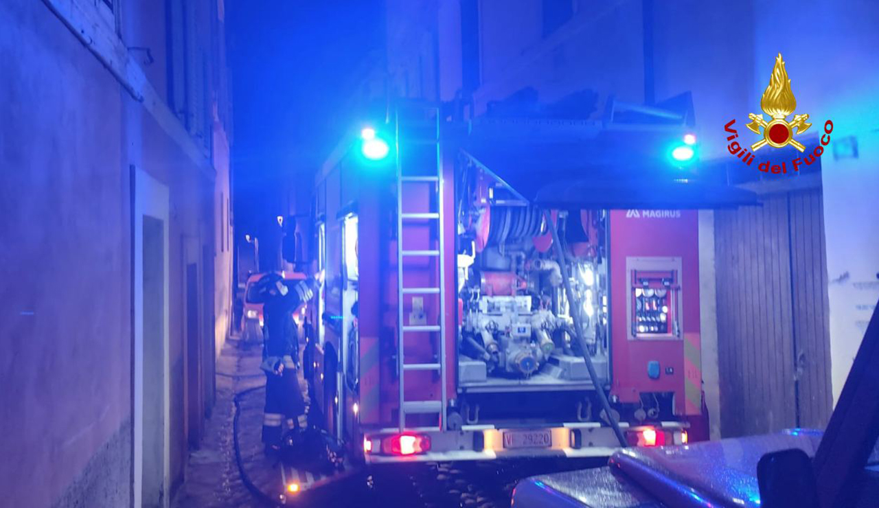 San Severino Marche, paura nella notte: fuoco in un appartamento