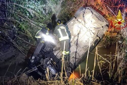 Vallefoglia, auto esce di strada, si ribalta e finisce in un fossato