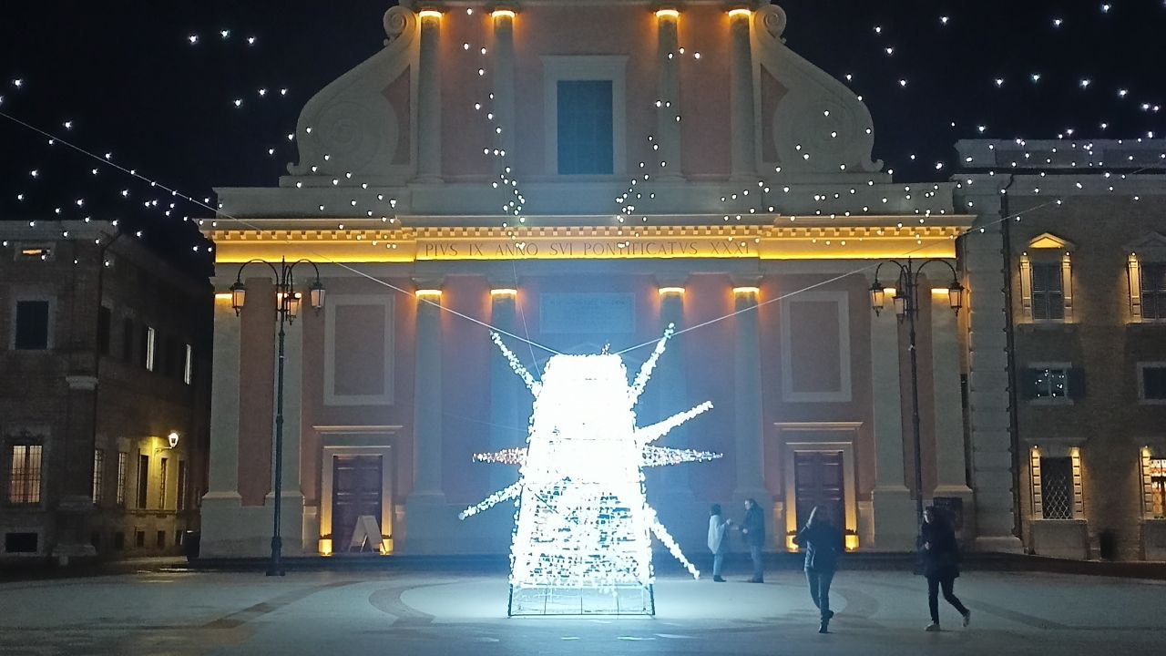 Le luminarie di natale 2024 allestite in piazza Garibaldi a Senigallia, davanti al duomo