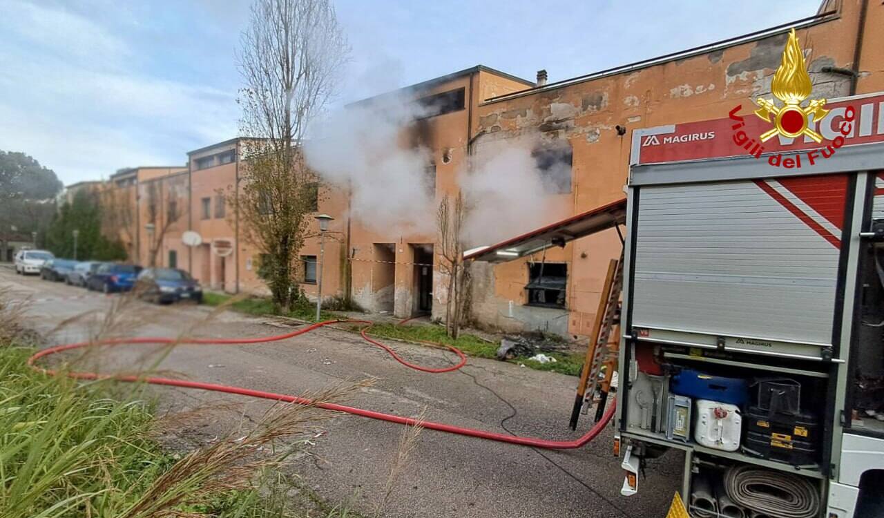 La squadra dei vigili del fuoco di Urbino è intervenuta a Petriano per l’incendio di un appartamento al primo piano di un complesso residenziale