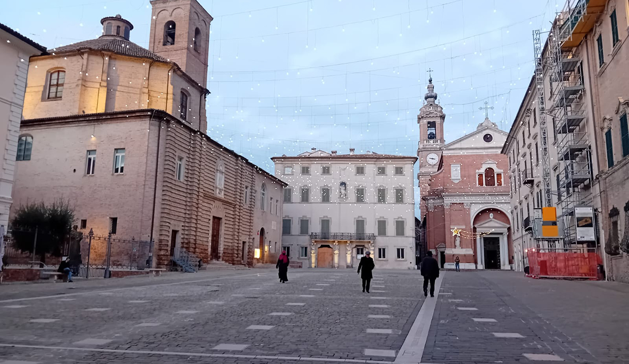 Piazza Federico II, con il Duomo di Jesi