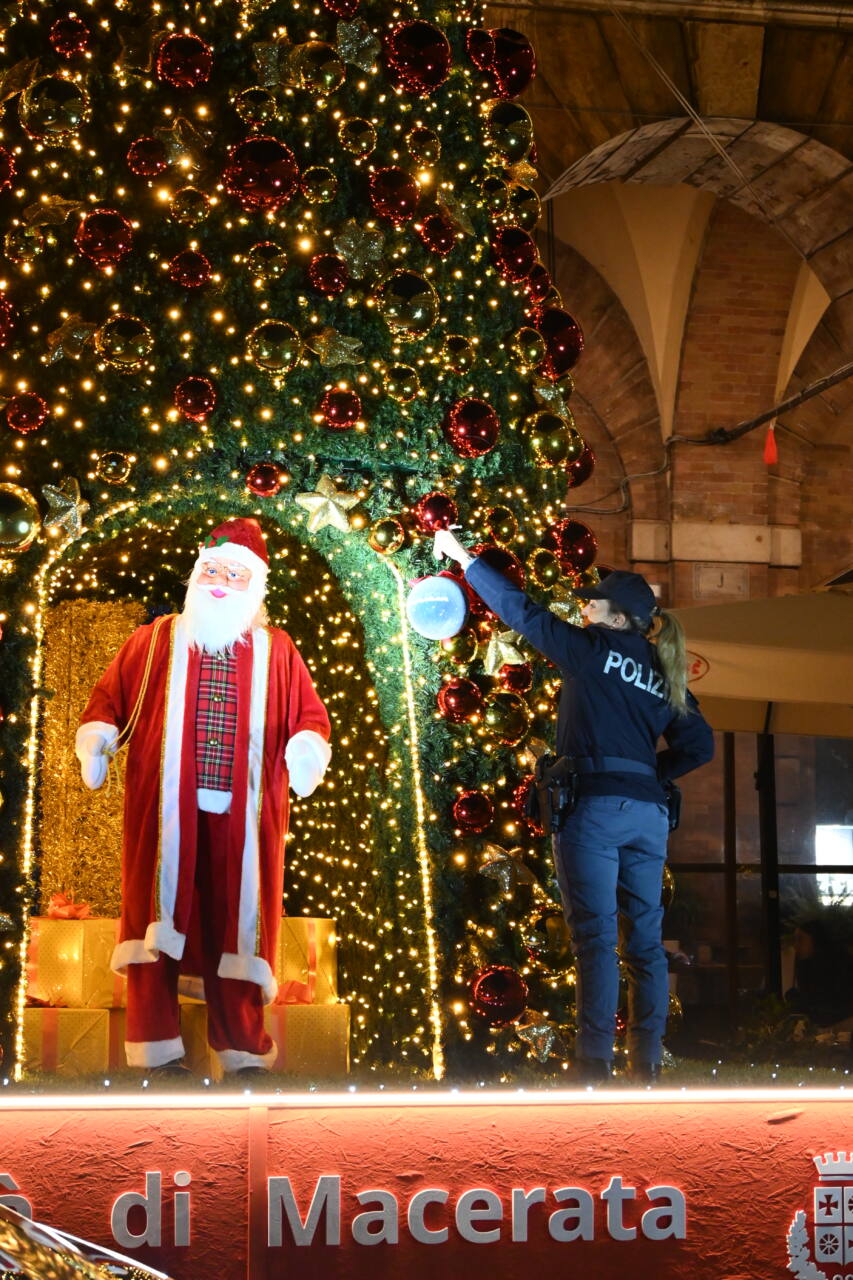 Macerata, sull'albero di Natale ci sono i colori della Polizia di Stato