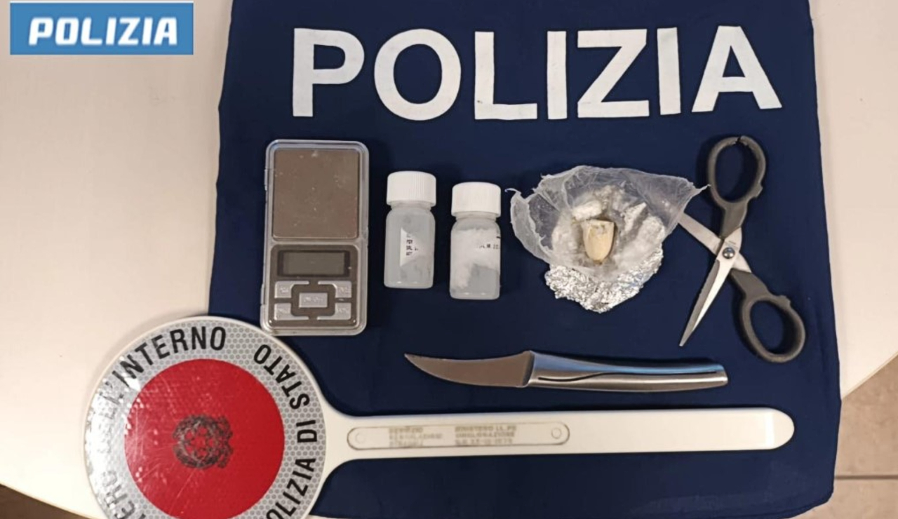 La droga e il materiale per il confezionamento sequestrati dalla polizia a Senigallia