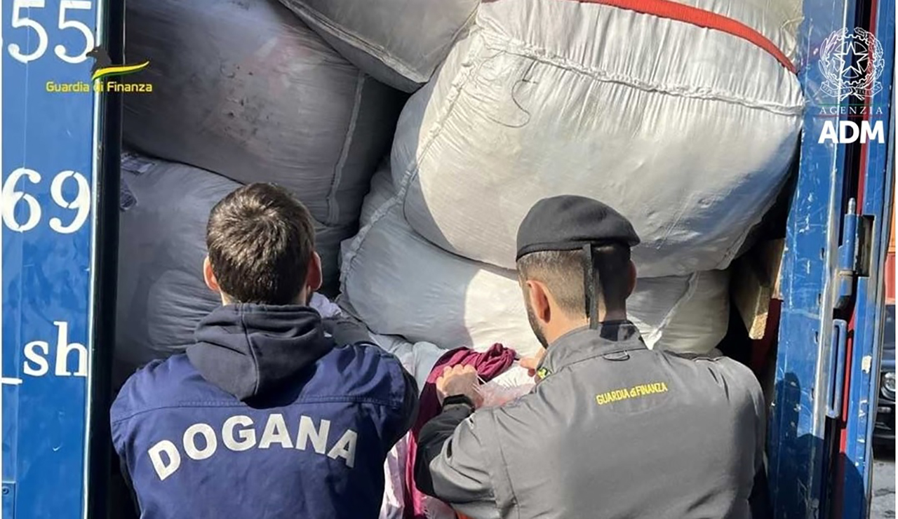 Ancona, Finanza e Dogane sequestrano in porto 16 tonnellate di rifiuti. Erano diretti illecitamente in Albania