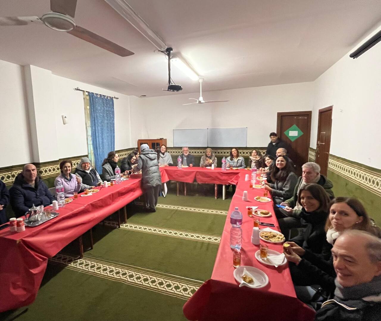 A conclusione della mattinata i volontari del Centro islamico Al Huda hanno ospitato nella loro sede (in via di trasferimento) i partecipanti, offrendo una colazione finale.