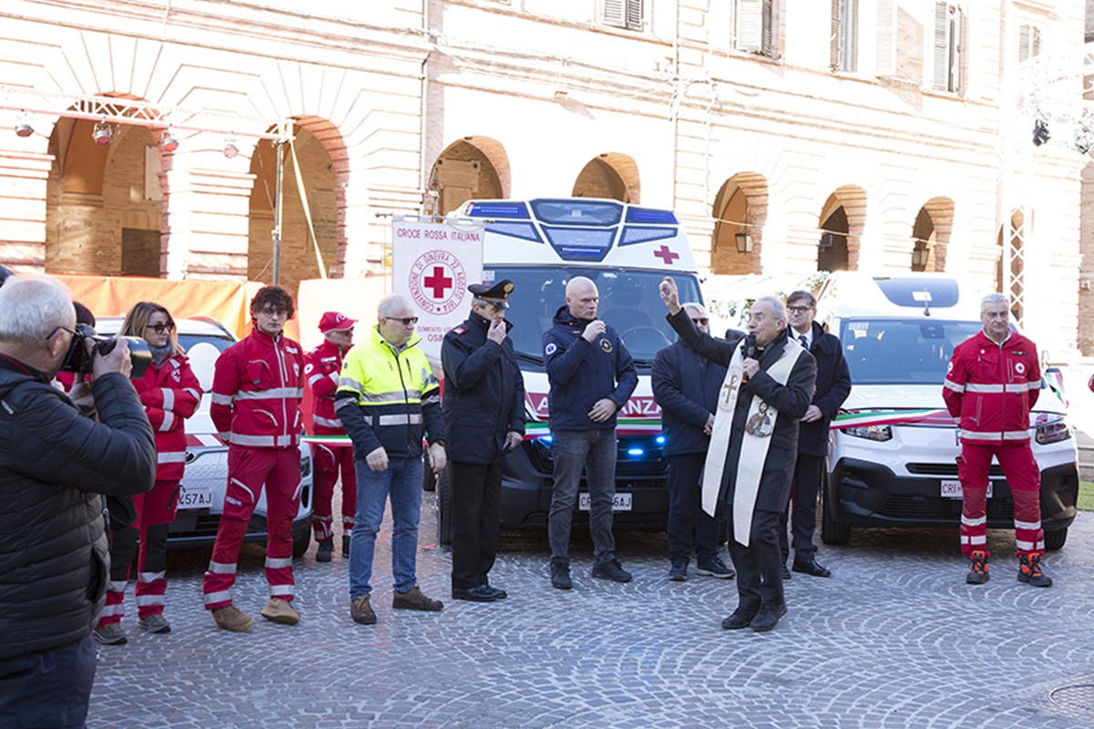 I nuovi mezzi Cri in piazza a Osimo