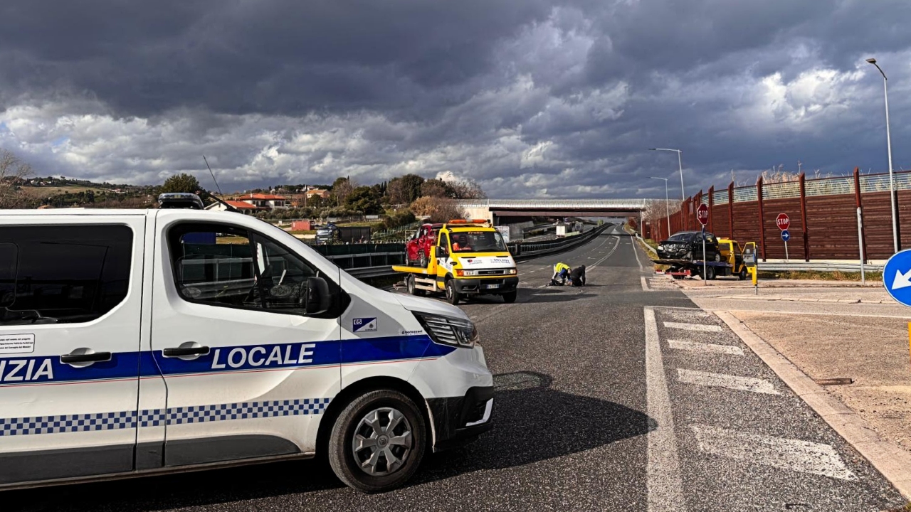 Rilievi della polizia locale per l'incidente stradale avvenuto in complanare a Senigallia