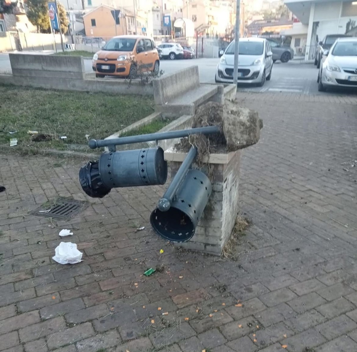 Il cestino sradicato dai vandali a Castelfidardo