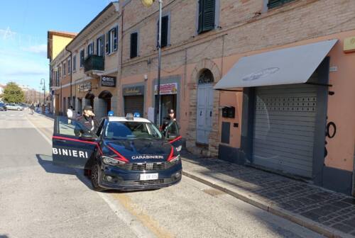 Chiaravalle: sfonda un distributore automatico e ruba biscotti e un tramezzino, arrestato