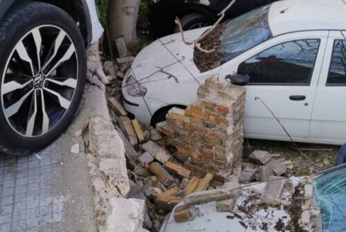 Ancona, in via De Gasperi un’auto centra il muretto che crolla sulle vetture in sosta