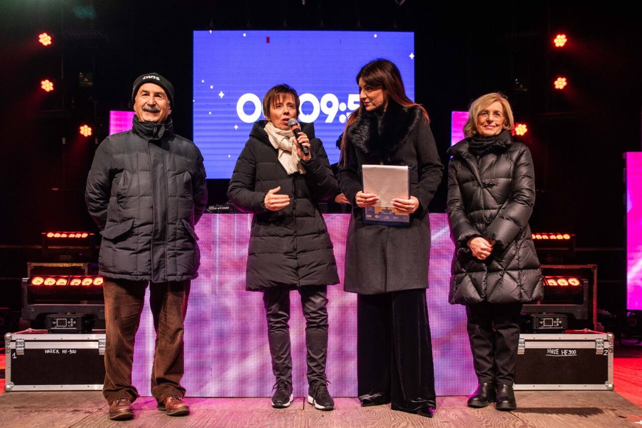 Il sindaco di Fabriano Daniela Ghergo, sul palco della festa per il Capodanno 2025