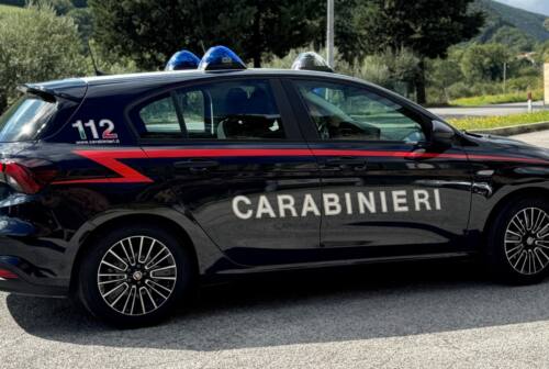 Camerino, beccato con in auto 212 t-shirt contraffatte, a Muccia 32enne guidava con una patente contraffatta: denunciati