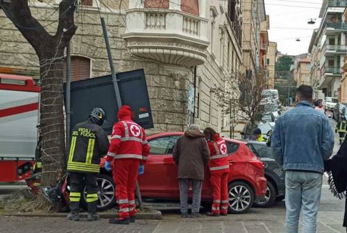 Ancona, paura al viale della Vittoria: scontro tra auto, una finisce contro un albero