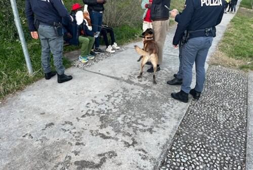 Jesi: arriva la Polizia e gettano via la droga al Parco del Vallato