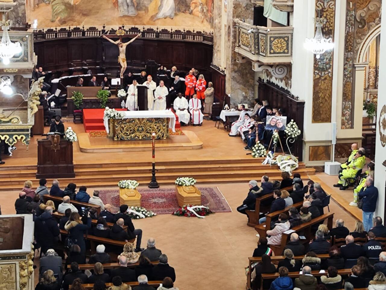 Un momento del funerale di Lucia e Diego a Fabriano (Foto: Cico)