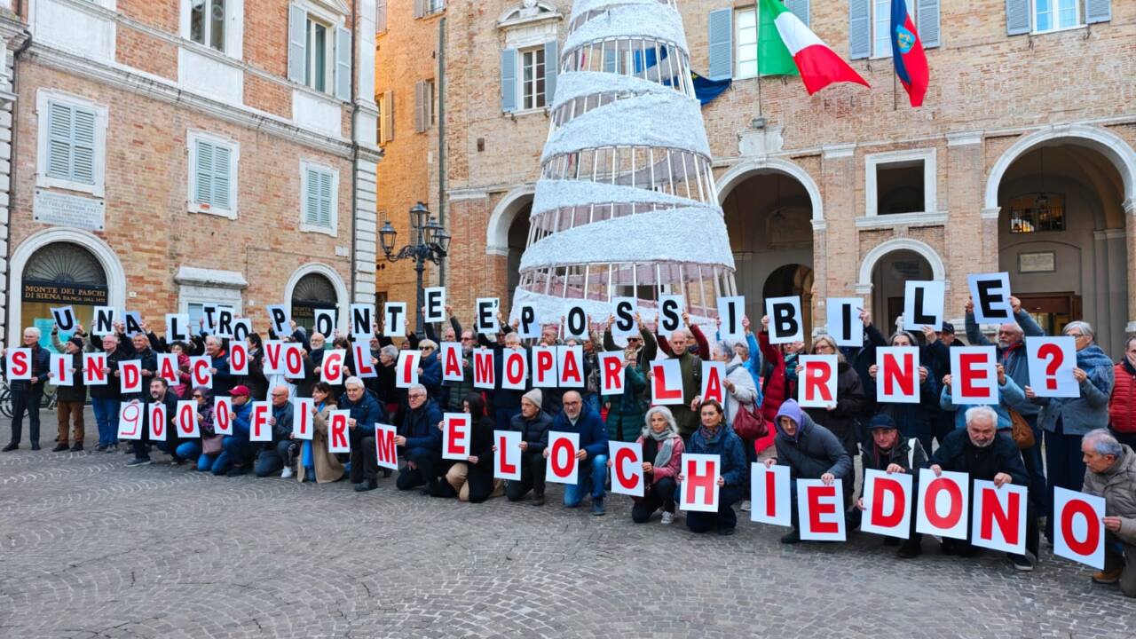 Manifestazione in piazza Roma contro il progetto di ponte Garibaldi